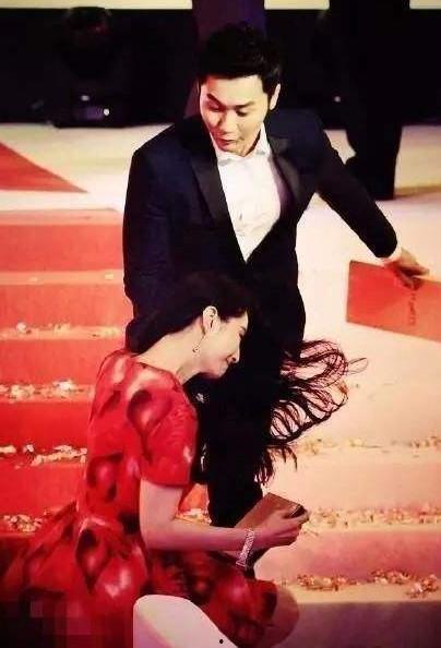 两个人吃瓜娱乐圈